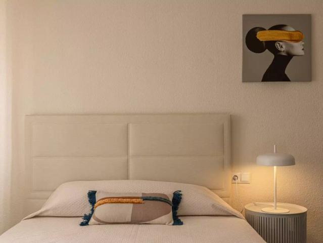Room in a shared 4 bedroom apartment for rent in Albors