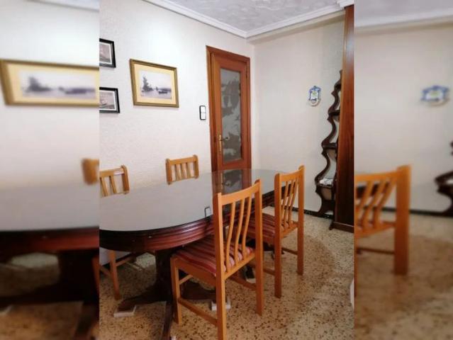 Room in a shared 4 bedroom apartment for rent in Albors