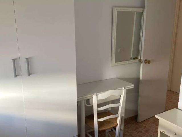 Room in a shared 4 bedroom apartment for rent in Alicante, only females and professionals only
