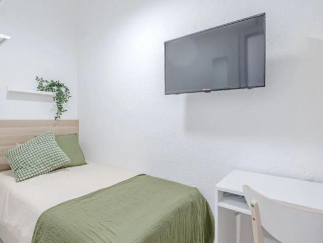 Room in a shared 4 bedroom apartment for rent in Almendrales