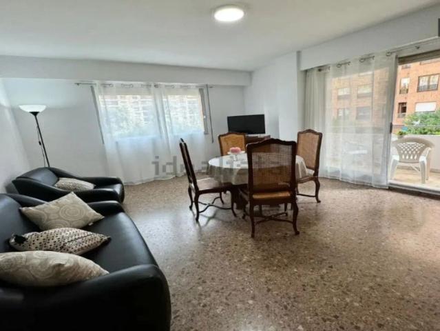 Room in a shared 4 bedroom apartment for rent in Beteró