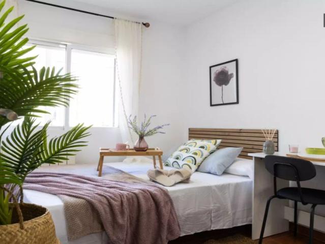 Room in a shared 4 bedroom apartment for rent in Berruguete