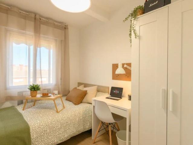 Room in a shared 4 bedroom apartment for rent in Getafe, some bills included, perfect for professionals
