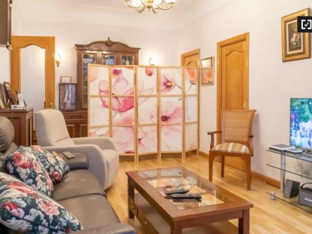 Room in a shared 4 bedroom apartment for rent in Delicias, only for women