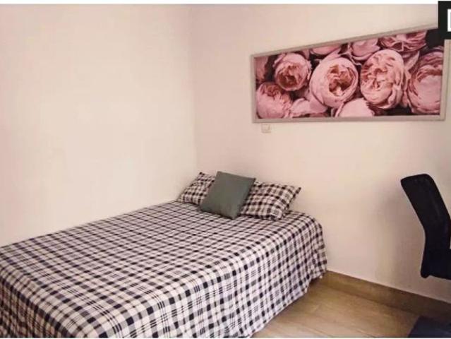 Room in a shared 4 bedroom apartment for rent in Embajadores, some bills included