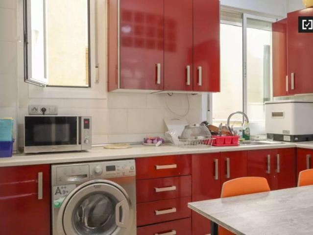 Room in a shared 4 bedroom apartment for rent in Embajadores, some bills included