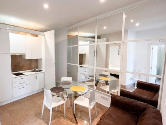 Room in a shared 4 bedroom apartment for rent in Embajadores, suitable for professionals and students
