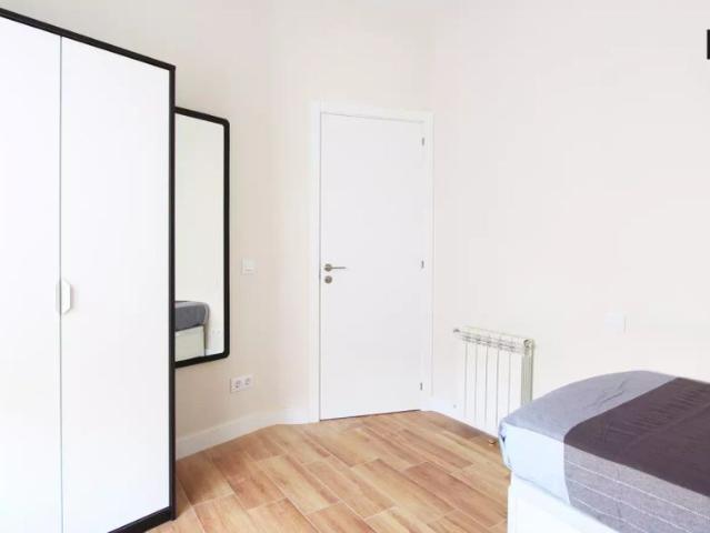 Room in a shared 4 bedroom apartment for rent in Embajadores, professionals and students allowed