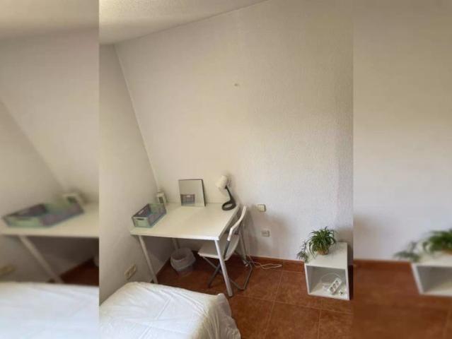 Room in a shared 4 bedroom apartment for rent in Entrevías, students only