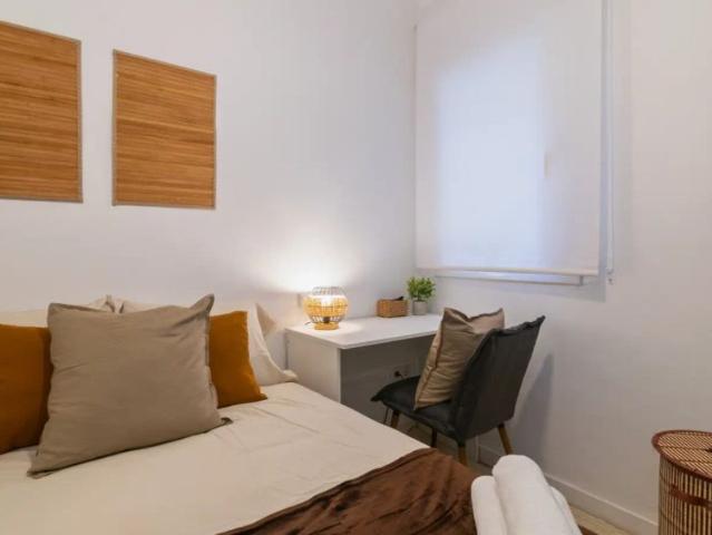 Room in a shared 4 bedroom apartment for rent in El Camp de l'Arpa del Clot