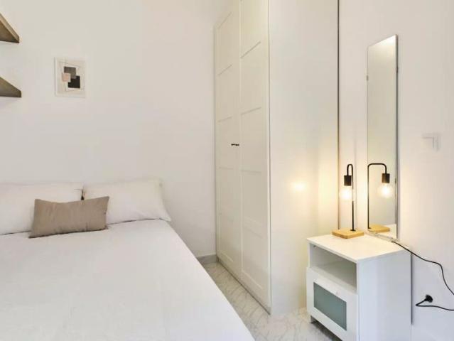 Room in a shared 4 bedroom apartment for rent in el Camp d'en Grassot i Gracia Nova, all bills included