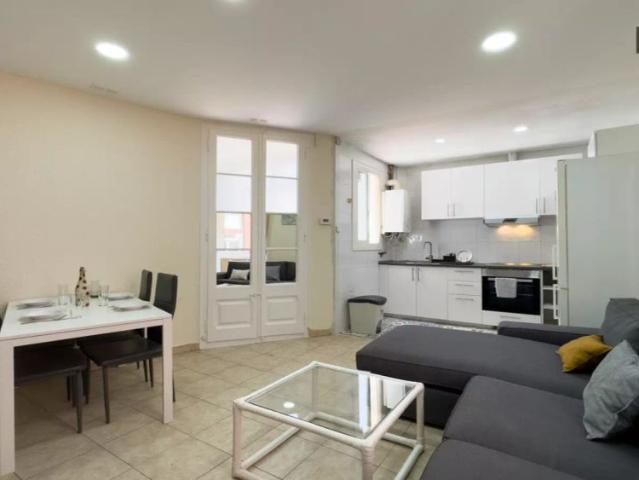 Room in a shared 4 bedroom apartment for rent in El Clot, all bills included, perfect for professionals and students