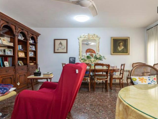 Room in a shared 4 bedroom apartment for rent in El Botànic