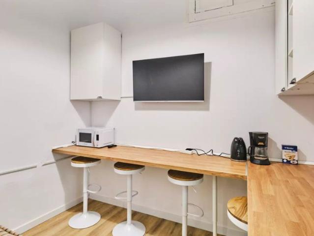 Room in a shared 4 bedroom apartment for rent in El Gòtic