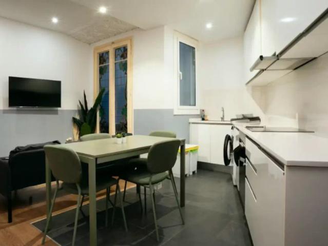 Room in a shared 4 bedroom apartment for rent in El Gòtic