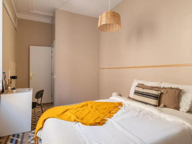 Room in a shared 4 bedroom apartment for rent in El Gòtic