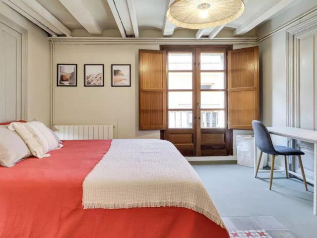 Room in a shared 4 bedroom apartment for rent in El Gòtic