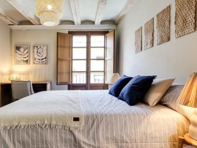 Room in a shared 4 bedroom apartment for rent in El Gòtic