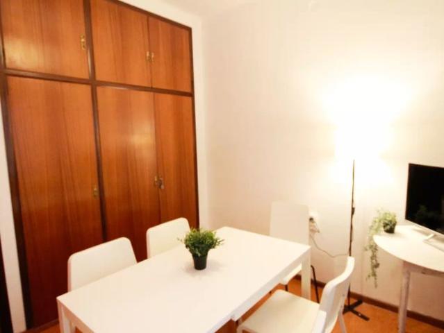 Room in a shared 4 bedroom apartment for rent in El Fort Pienc