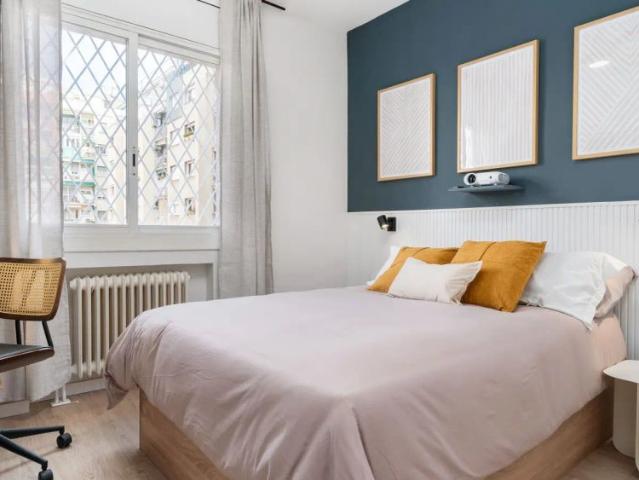 Room in a shared 4 bedroom apartment for rent in El Fort Pienc, bills included