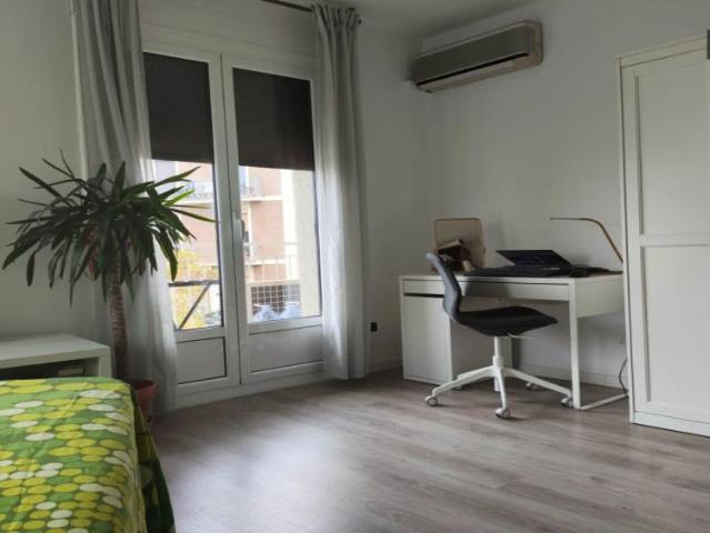 Room in a shared 4 bedroom apartment for rent in El Fort Pienc, perfect for professionals and students