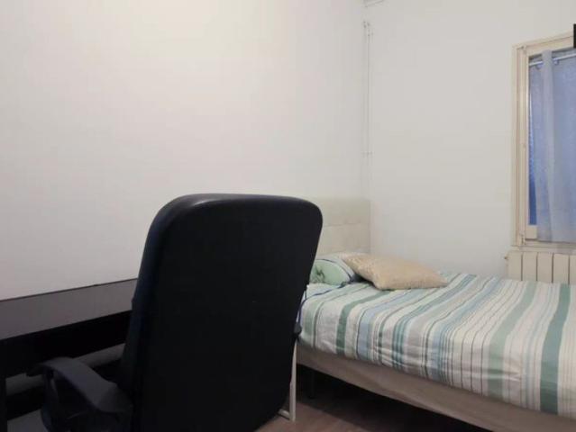 Room in a shared 4 bedroom apartment for rent in El Fort Pienc, perfect for professionals and students