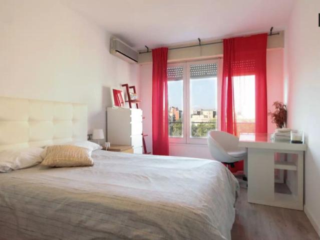 Room in a shared 4 bedroom apartment for rent in El Fort Pienc, perfect for professionals and students