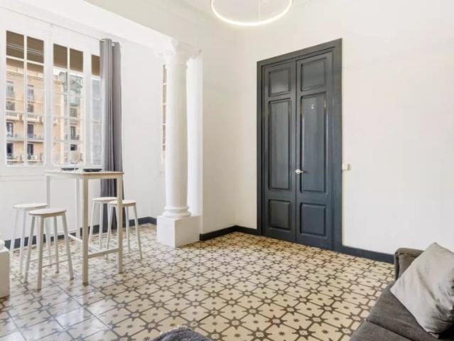 Room in a shared 4 bedroom apartment for rent in El Fort Pienc, professionals only