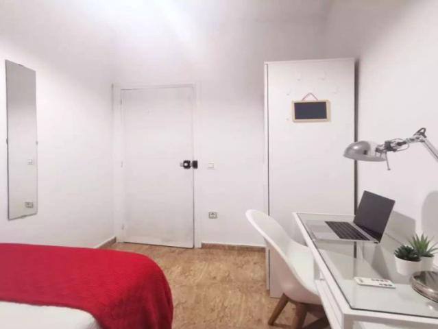Room in a shared 4 bedroom apartment for rent in El Poble Sec, perfect for professionals or students