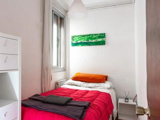 Room in a shared 4 bedroom apartment for rent in el Raval, bills included, professionals only