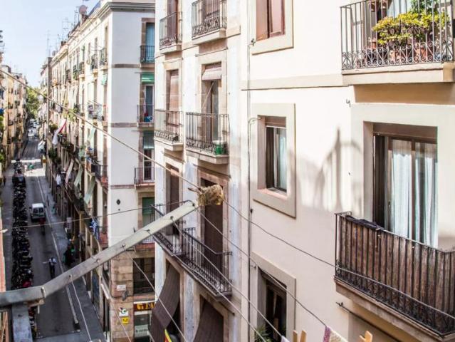 Room in a shared 4 bedroom apartment for rent in el Raval, only for professionals or students
