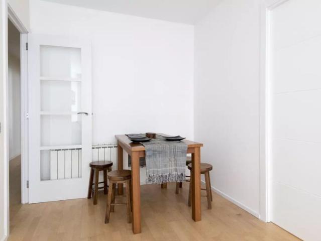 Room in a shared 4 bedroom apartment for rent in el Raval, suitable for professionals and students