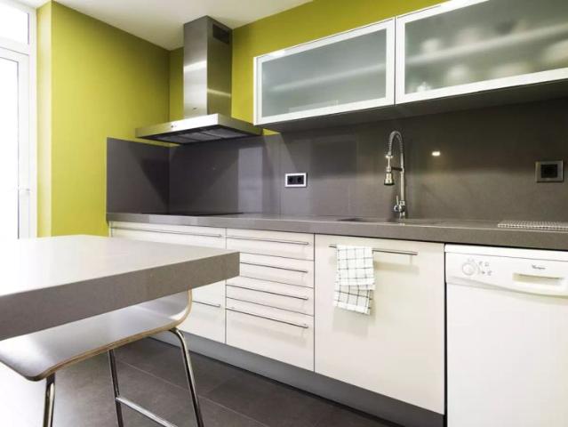 Room in a shared 4 bedroom apartment for rent in el Raval, suitable for professionals and students