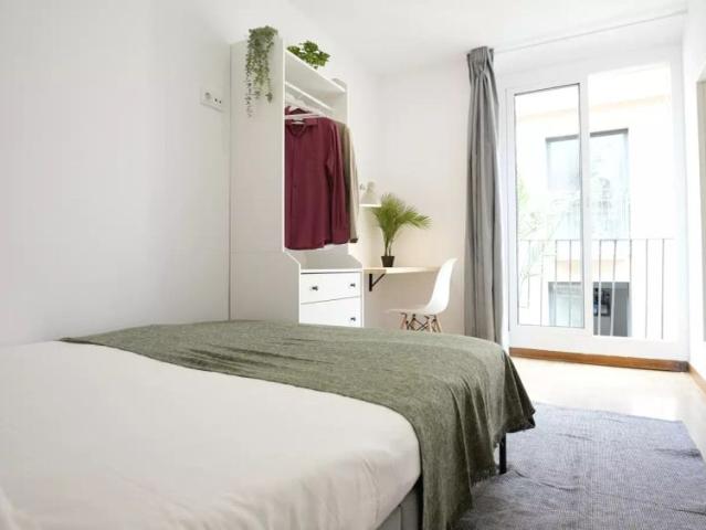 Room in a shared 4 bedroom apartment for rent in El Raval, suitable for professionals and students