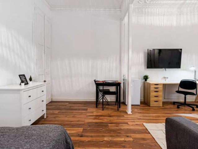 Room in a shared 4 bedroom apartment for rent in El Raval perfect for women