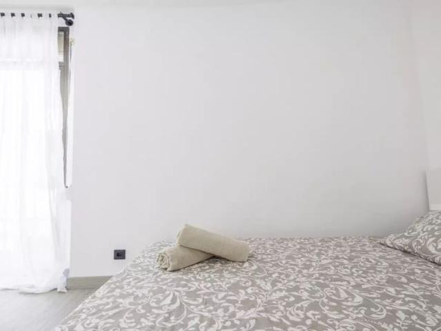 Room in a shared 4 bedroom apartment for rent in El Raval, professionals and students only