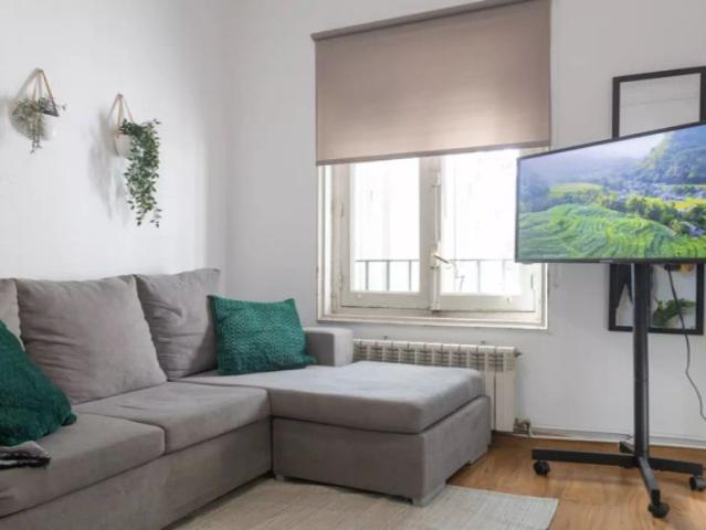 Room in a shared 4 bedroom apartment for rent in El Viso