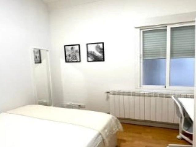 Room in a shared 4 bedroom apartment for rent in Hispanoamérica, perfect for professionals and students