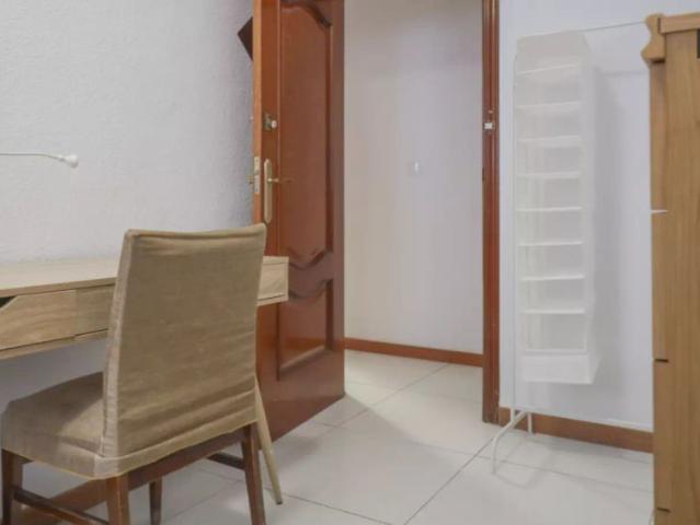 Room in a shared 4 bedroom apartment for rent in Opañel