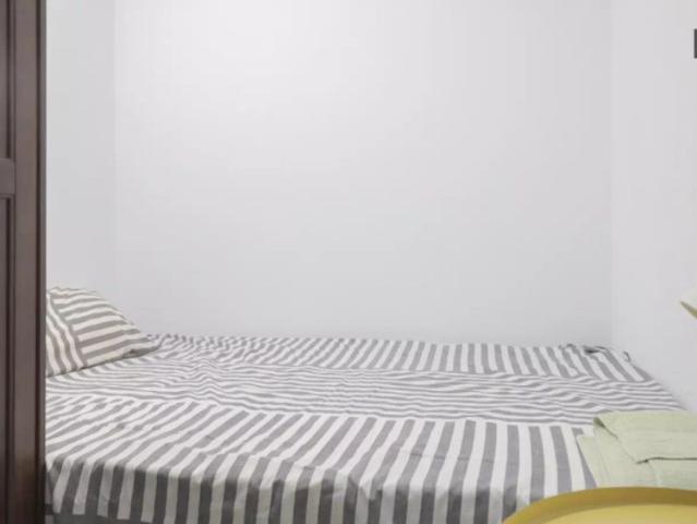 Room in a shared 4 bedroom apartment for rent in Opañel