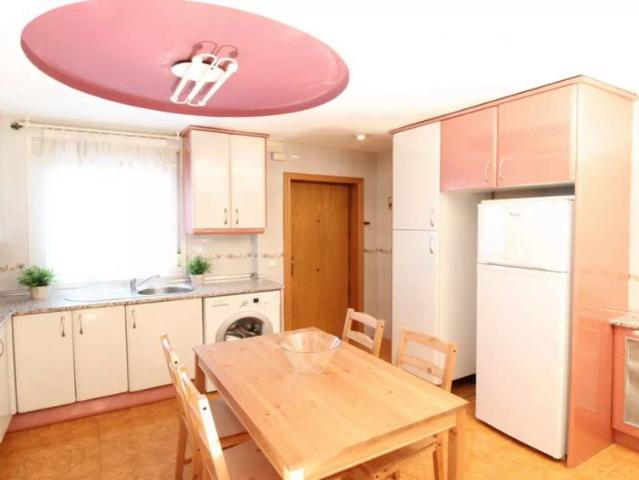 Room in a shared 4 bedroom apartment for rent in Opañel, ideal for students