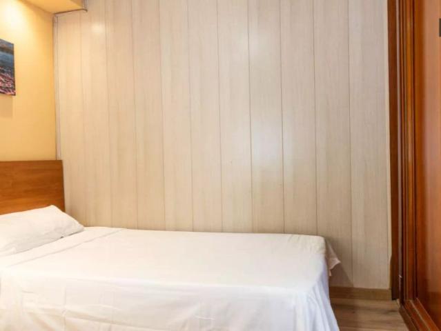 Room in a shared 4 bedroom apartment for rent in Opañel, professionals and students only