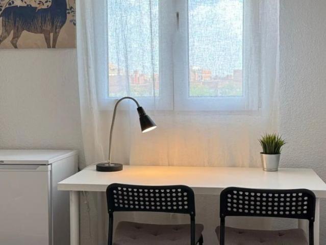 Room in a shared 4 bedroom apartment for rent in Opañel, professionals and students only