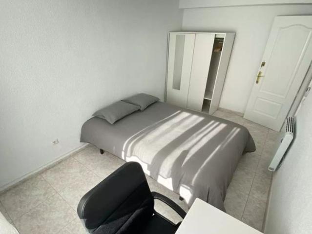 Room in a shared 4 bedroom apartment for rent in Los Rosales, professionals and students only