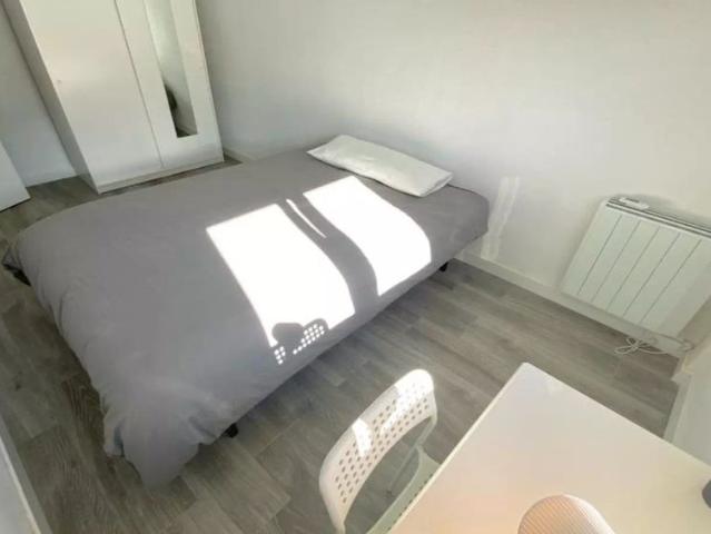 Room in a shared 4 bedroom apartment for rent in Los Rosales, professionals and students only