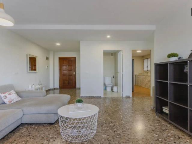 Room in a shared 4 bedroom apartment for rent in La Carrasca