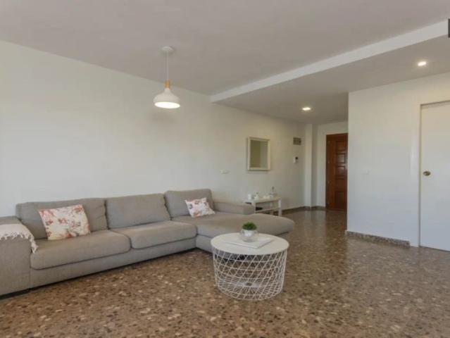 Room in a shared 4 bedroom apartment for rent in La Carrasca