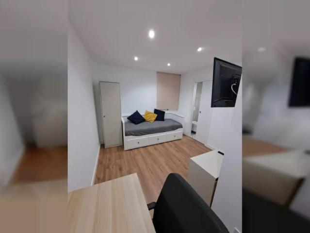 Room in a shared 4 bedroom apartment for rent in La Creu del Grau, only females