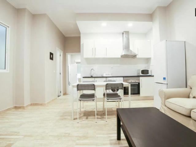 Room in a shared 4 bedroom apartment for rent in La Gran Vía, professionals only