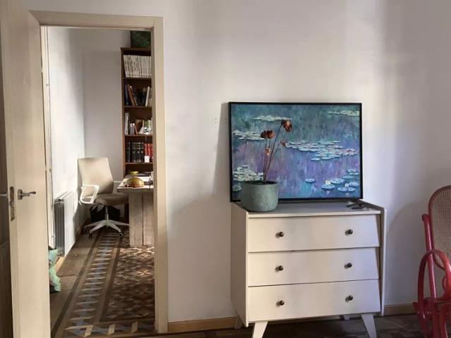 Room in a shared 4 bedroom apartment for rent in la Dreta de l'Eixample, perfect for females and professionals